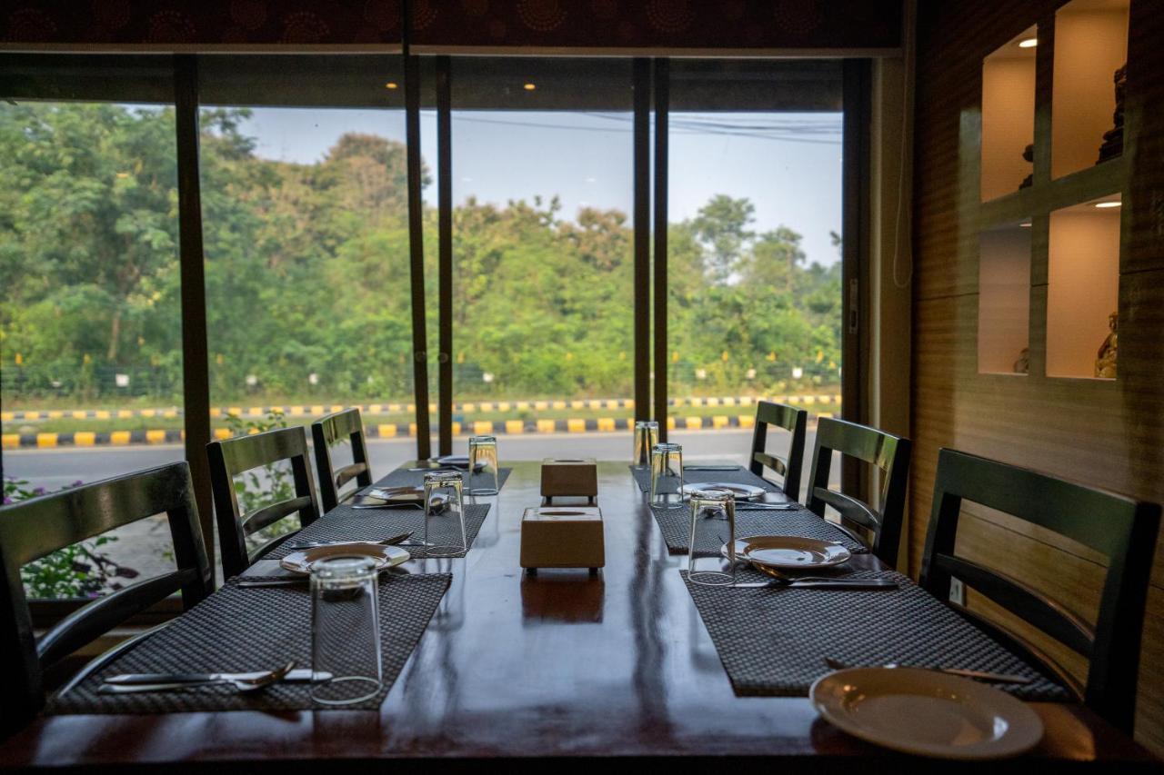 Hotel Peaceland Lumbini エクステリア 写真