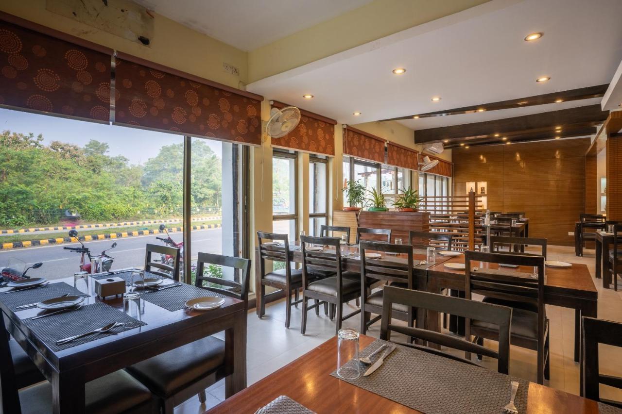 Hotel Peaceland Lumbini エクステリア 写真