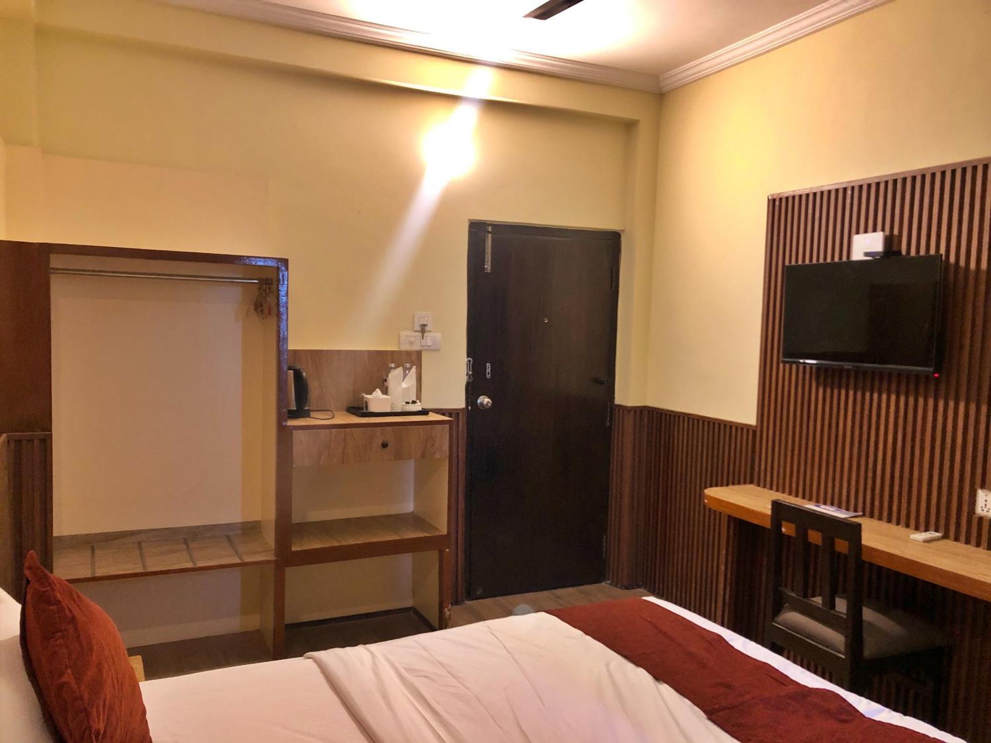 Hotel Peaceland Lumbini エクステリア 写真