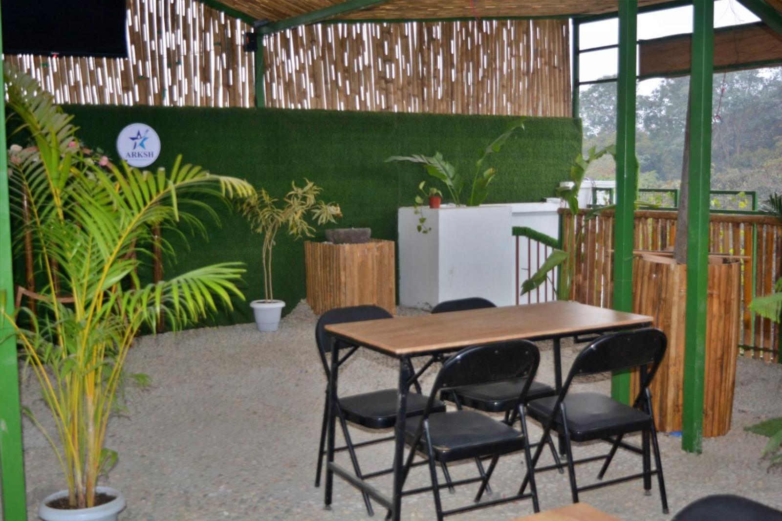 Hotel Peaceland Lumbini エクステリア 写真